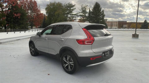 2025 Volvo XC40 B5 Core Bright Theme