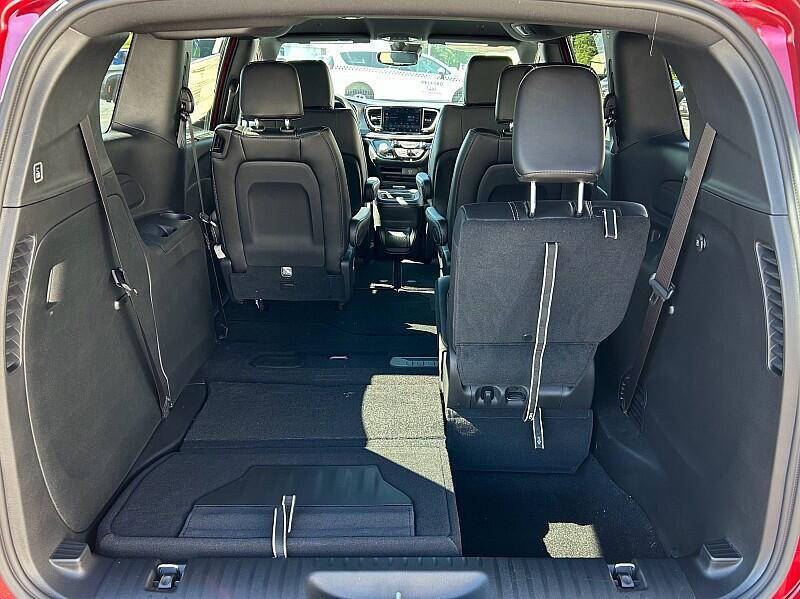2027 Chrysler Pacifica Select