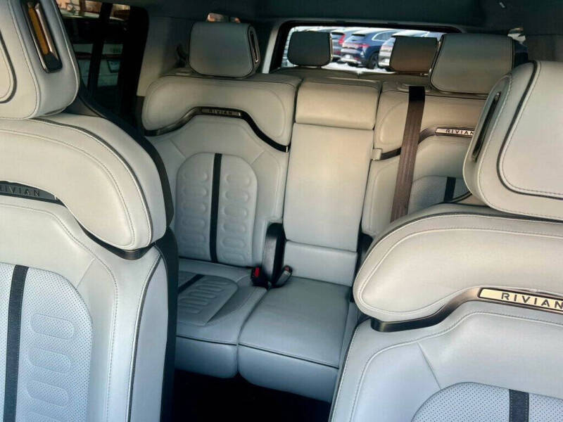 2025 Rivian R1S