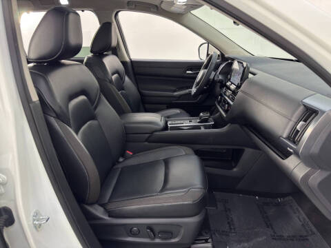 2023 Nissan Pathfinder SL