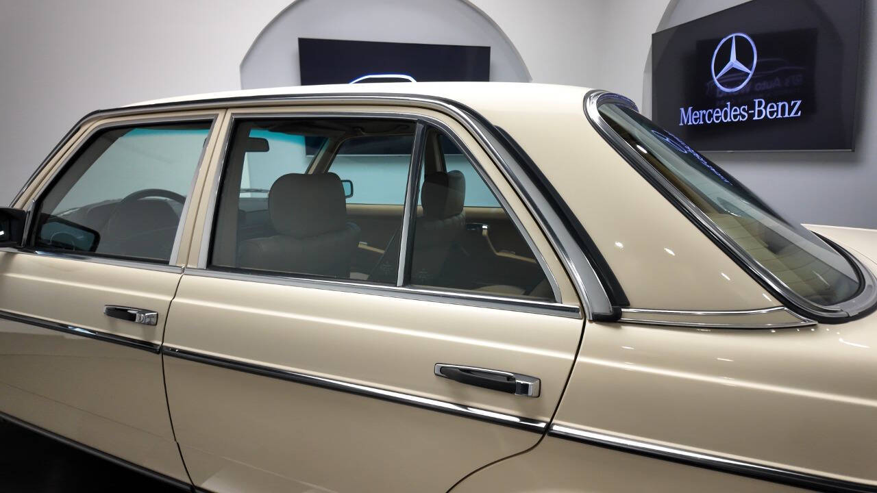 1983 Mercedes-Benz 240-Class 25