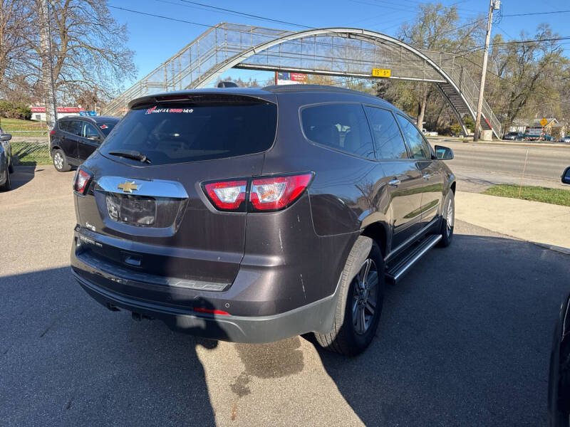 2017 Chevrolet Traverse LS photo 3