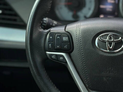 2017 Toyota Sienna SE 8-Passenger