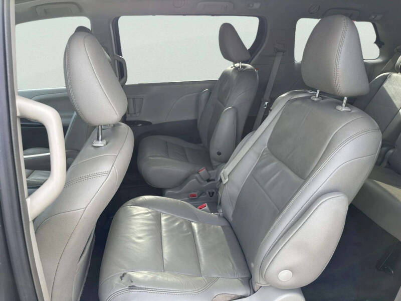 2018 Toyota Sienna XLE 7-Passenger Auto Access Seat