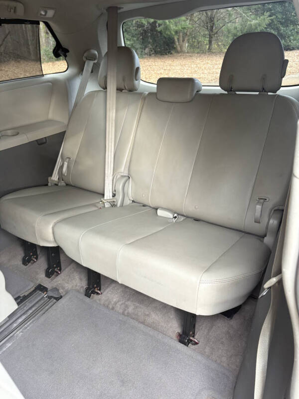 2014 Toyota Sienna XLE 7-Passenger Auto Access Seat