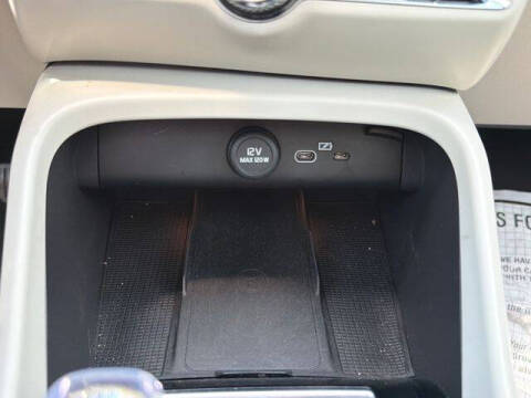 2023 Volvo XC40 B5 Plus Bright Theme