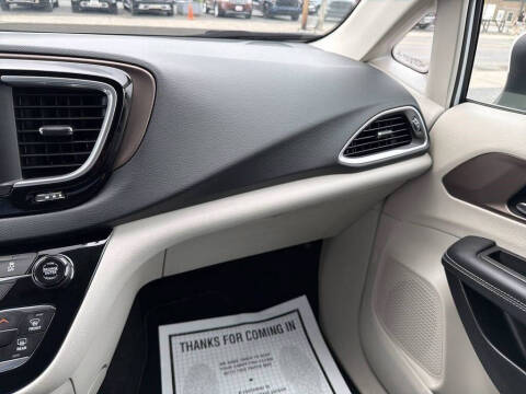 2023 Chrysler Voyager LX