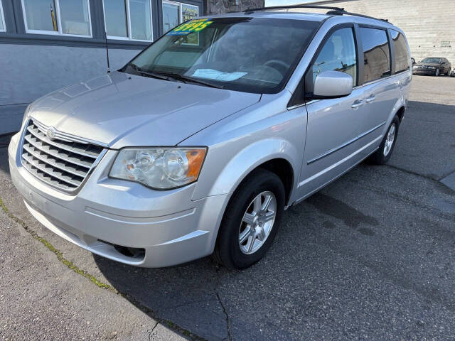 2009 Chrysler Town & Country Touring's photo