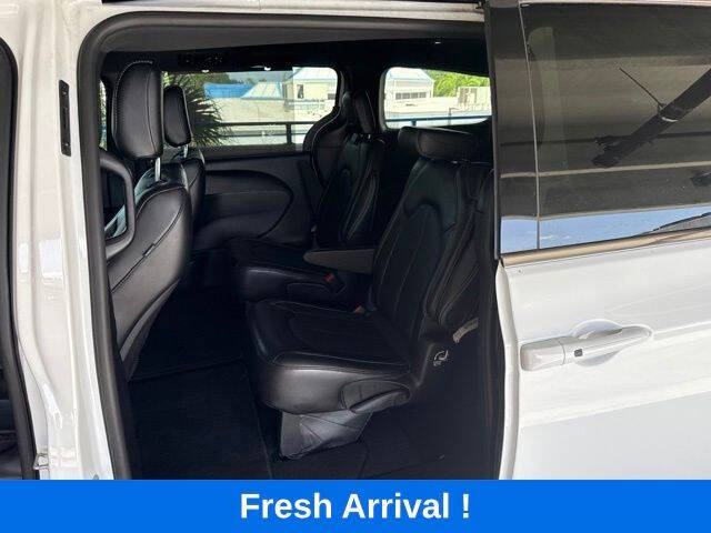 2025 Chrysler Pacifica Select
