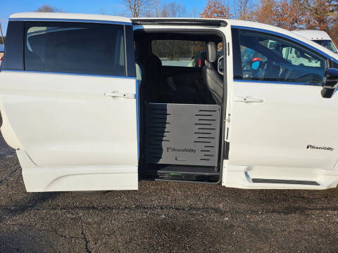 2025 Chrysler Pacifica Select