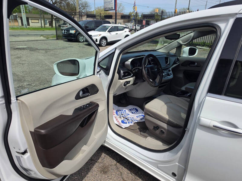 2017 Chrysler Pacifica Touring-L
