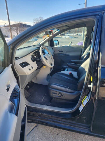 2011 Toyota Sienna SE 8-Passenger