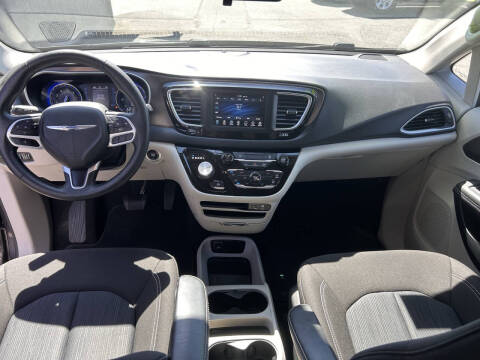 2020 Chrysler Voyager LX