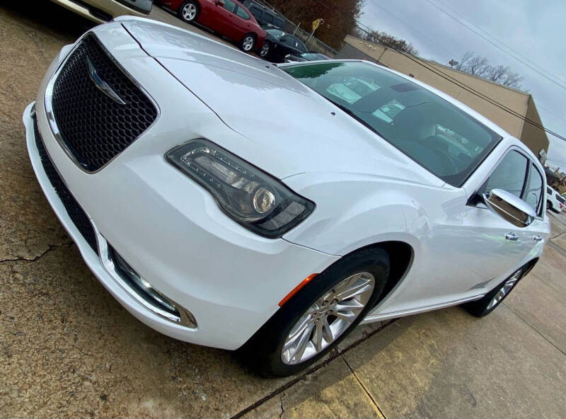 2017 Chrysler 300 C photo 2