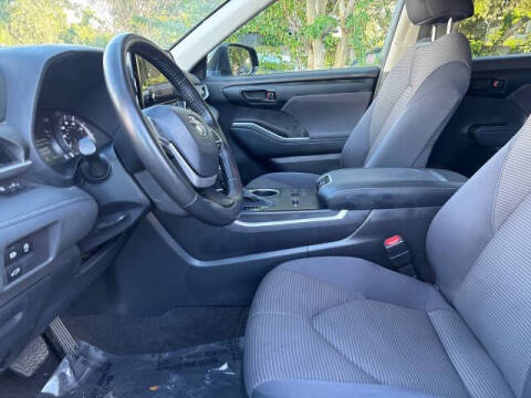 2024 Toyota Highlander LE