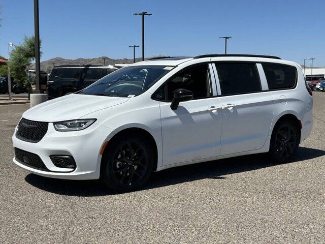 2026 Chrysler Pacifica Select