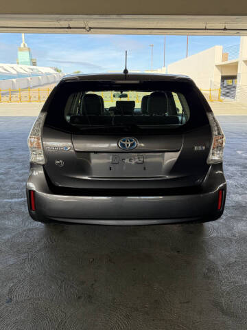 2014 Toyota Prius v Five