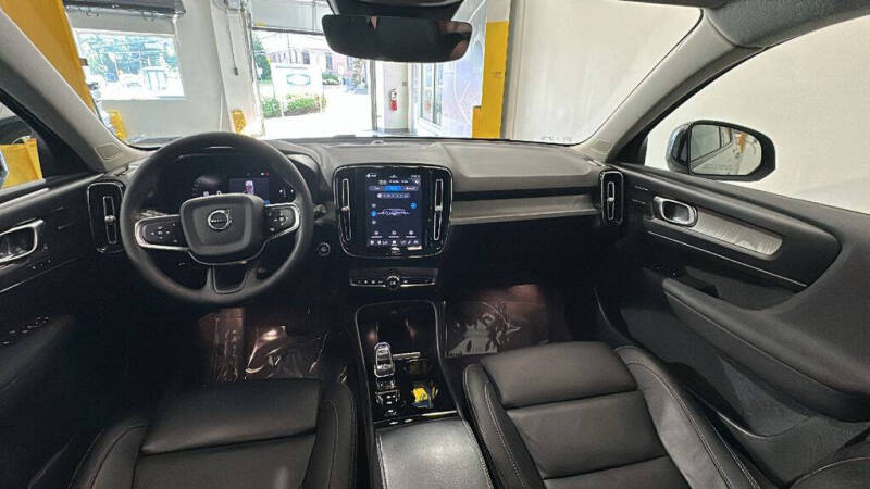 2024 Volvo XC40 B5 Plus Dark Theme