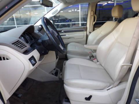 2010 Volkswagen Routan SE