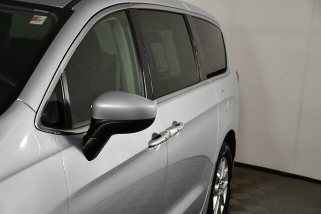 2022 Chrysler Voyager LX