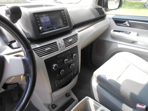 2010 Volkswagen Routan SE