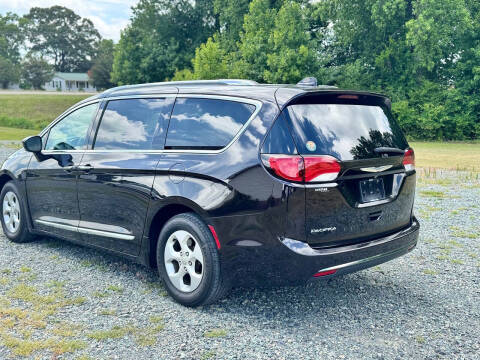 2017 Chrysler Pacifica Touring-L Plus