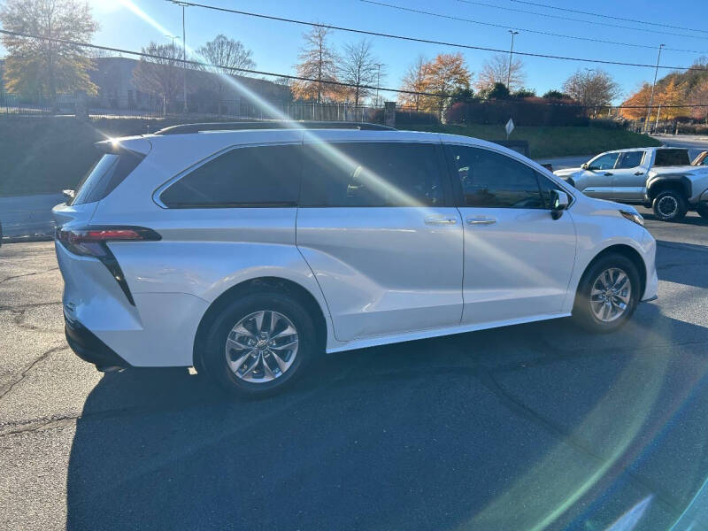2022 Toyota Sienna XLE 8-Passenger