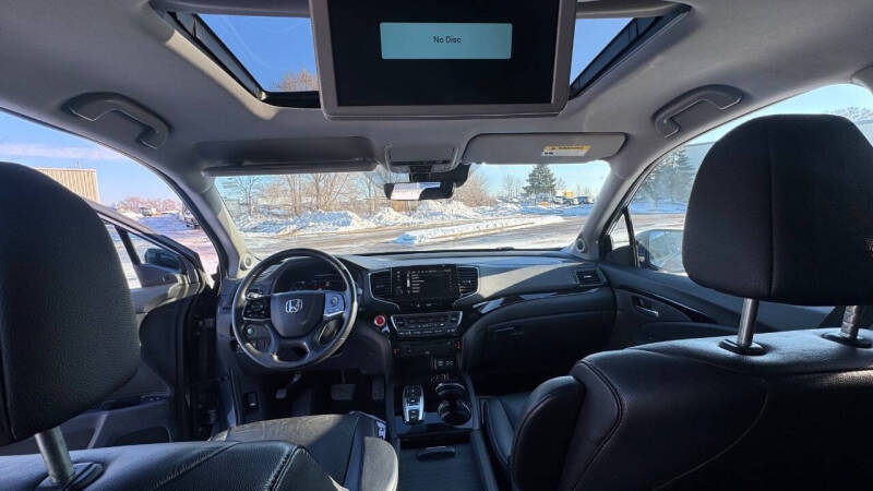 2019 Honda Pilot Touring w/Rear Captain's Chairs