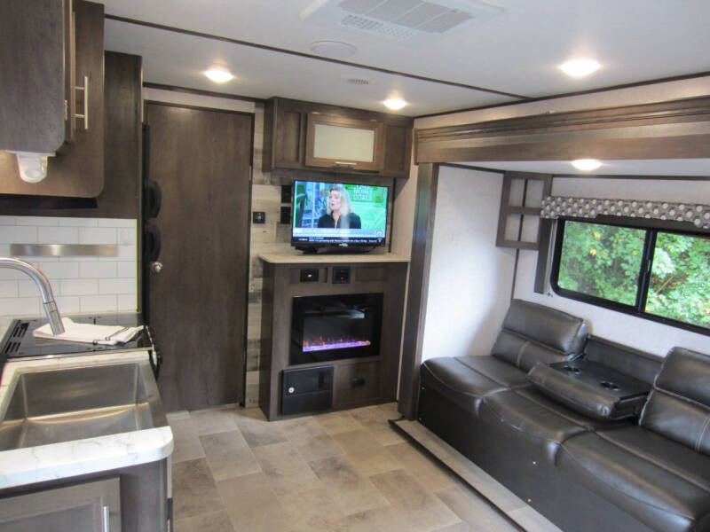 2021 Coleman Light Series 1805RB