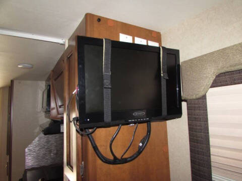 2013 Lance 1050S