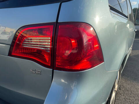 2010 Volkswagen Routan SE