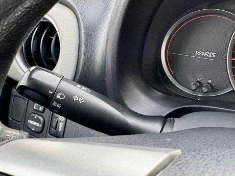 2013 Toyota Yaris 5-Door LE