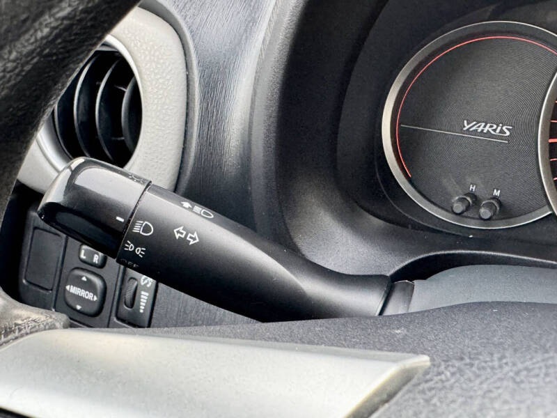 2013 Toyota Yaris 5-Door LE