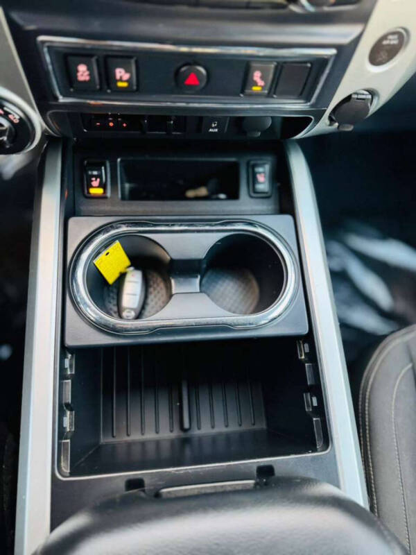 2017 Nissan Titan SV