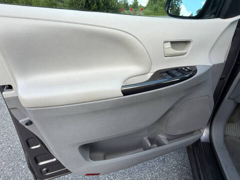 2013 Toyota Sienna LE 8-Passenger