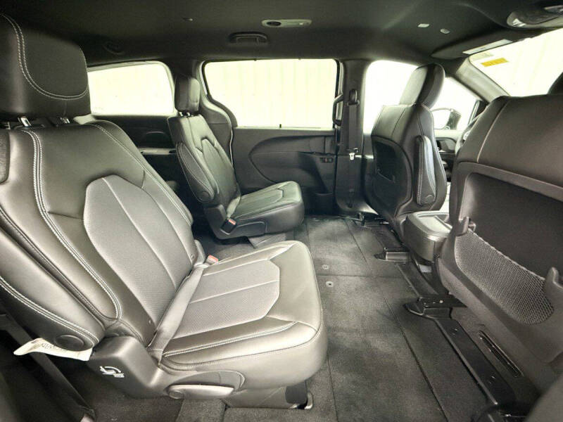2027 Chrysler Pacifica LX