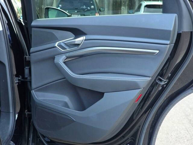 2022 Audi e-tron quattro Premium