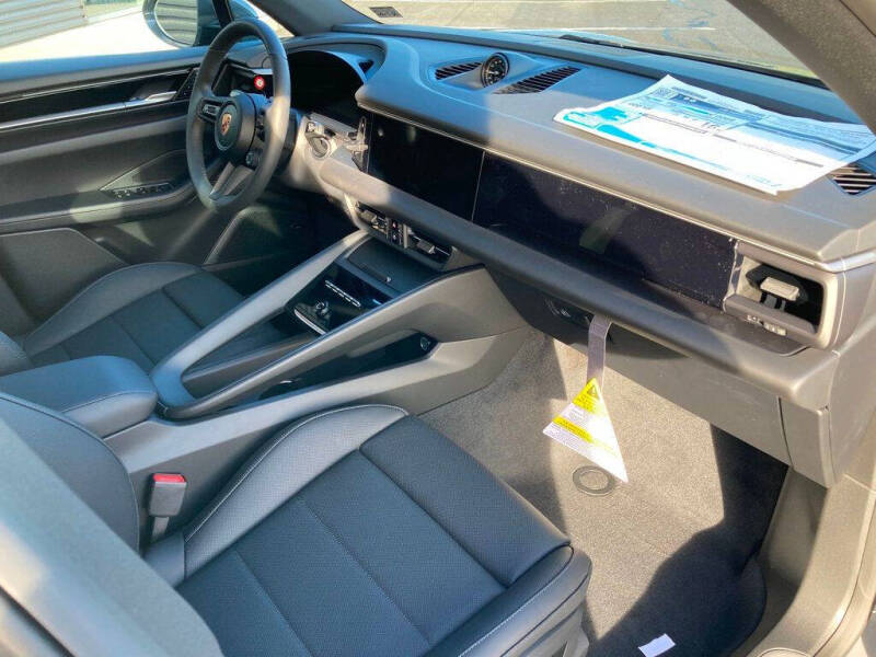 2025 Porsche Macan 4S Electric