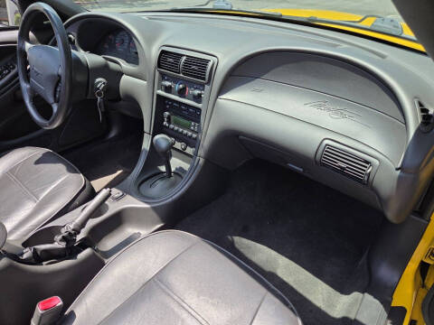 2004 Ford Mustang Deluxe