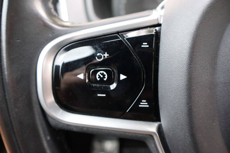 2018 Volvo XC90 T6 Momentum