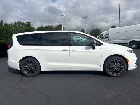 2026 Chrysler Pacifica Select