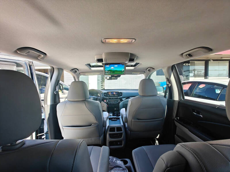 2020 Honda Pilot Touring w/Rear Captain's Chairs