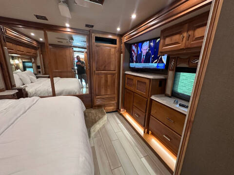 2019 Tiffin Phaeton 40qkh BUNK BEDS, King Bed