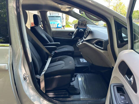 2022 Chrysler Voyager LX