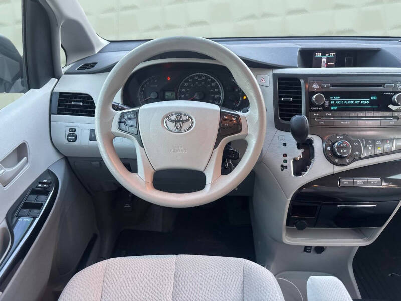 2014 Toyota Sienna LE 8-Passenger