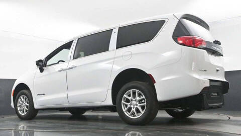 2025 Chrysler Voyager LX