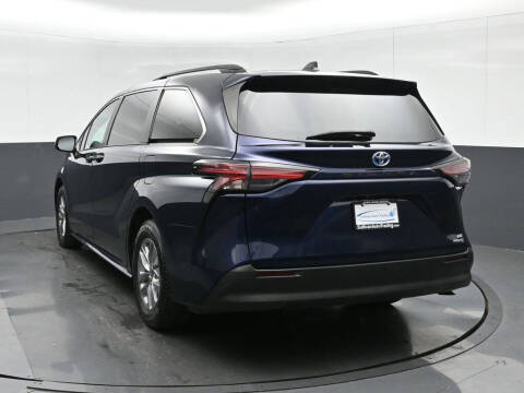 2022 Toyota Sienna LE 8-Passenger
