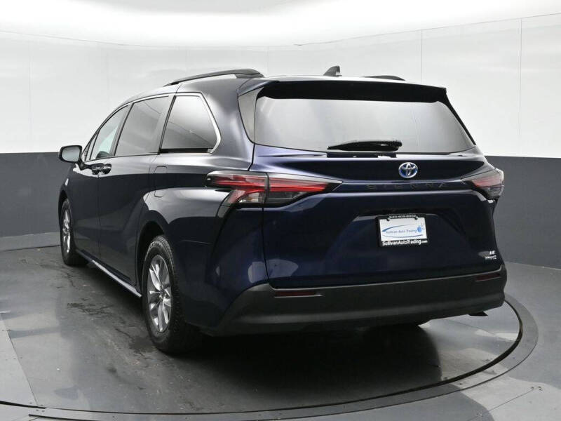 2022 Toyota Sienna LE 8-Passenger
