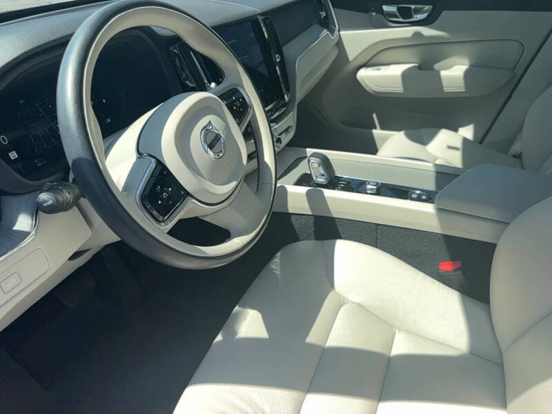 2023 Volvo XC60 B5 Plus Bright Theme