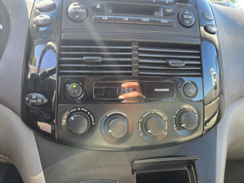 2004 Toyota Sienna LE 8 Passenger